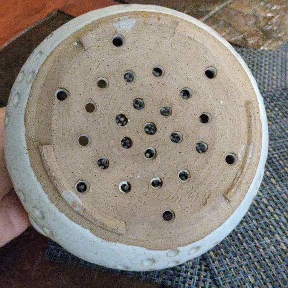 Beautiful berry strainer/colander - Picture 5 of 6